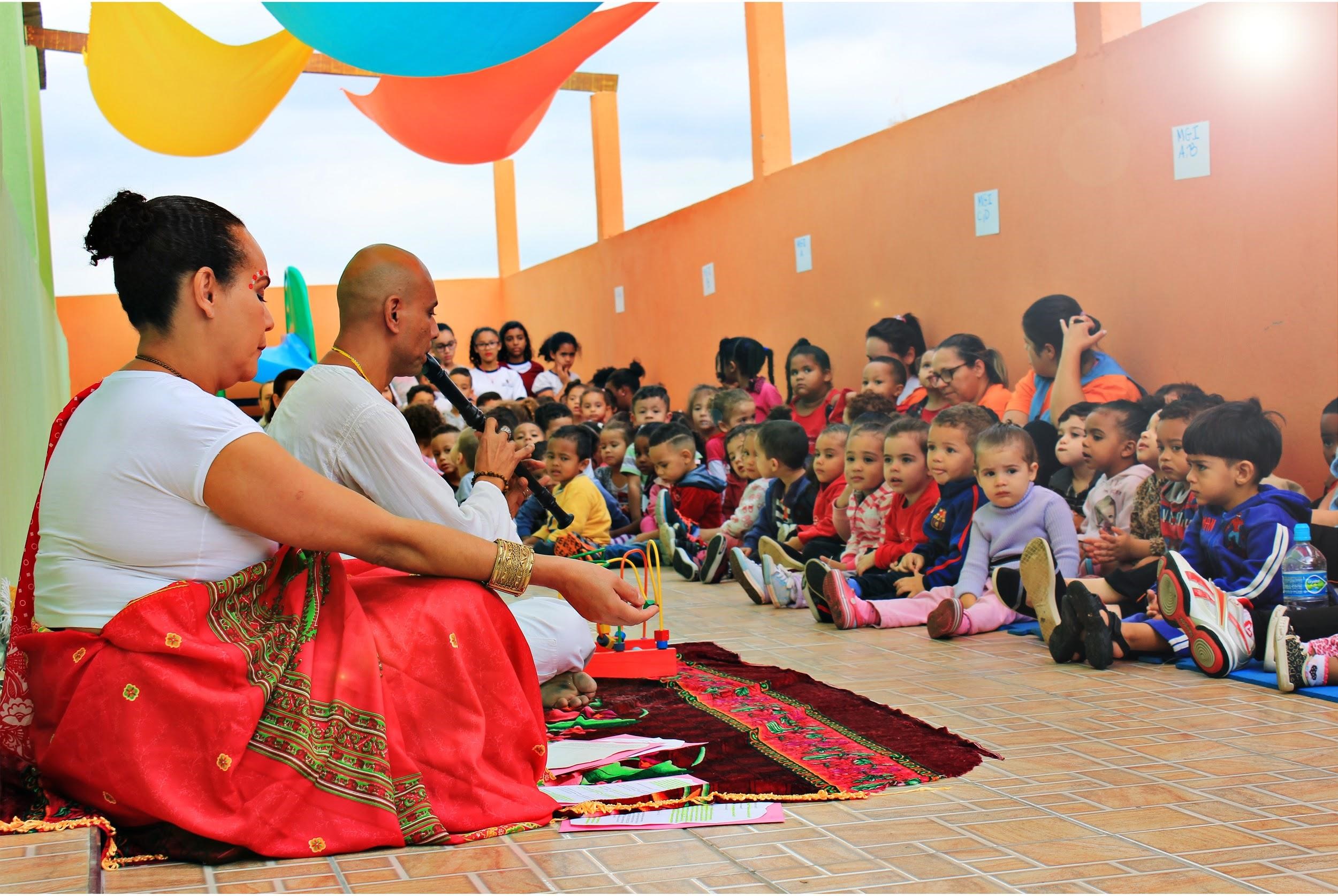 Crianças na escola AMURT